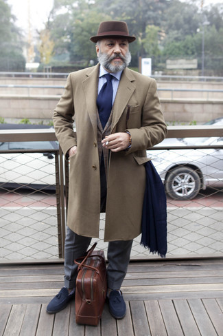 Come indossare e abbinare un blazer scozzese marrone per un uomo di 50 anni in modo formale: Punta su un blazer scozzese marrone e pantaloni eleganti grigio scuro come un vero gentiluomo. Mocassini con nappine in pelle scamosciata blu scuro sono una buona scelta per completare il look.