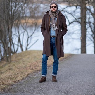 Look alla moda per uomo: Soprabito marrone scuro, Blazer di lana marrone chiaro, Camicia elegante in chambray azzurra, Jeans blu