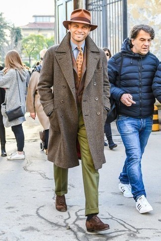 Come indossare e abbinare una cravatta arancione per un uomo di 30 anni: Combina un soprabito marrone con una cravatta arancione come un vero gentiluomo. Questo outfit si abbina perfettamente a un paio di scarpe oxford in pelle scamosciata marrone scuro.