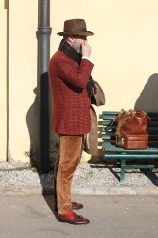 Look alla moda per uomo: Soprabito marrone, Blazer di lana scozzese terracotta, Chino di velluto a coste marroni, Mocassini con nappine in pelle marroni