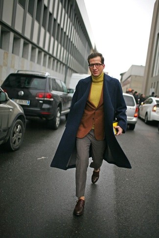 Come indossare e abbinare una giacca marrone per un uomo di 30 anni quando fa gelo: Scegli una giacca marrone e pantaloni eleganti grigi come un vero gentiluomo. Scarpe double monk in pelle bordeaux sono una buona scelta per completare il look.