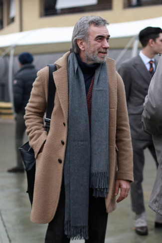 Come indossare e abbinare una borsa per un uomo di 50 anni quando fa freddo: Scegli un outfit rilassato in un soprabito marrone chiaro e una borsa.