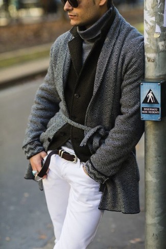 Quale dolcevita indossare con un soprabito grigio scuro per un uomo di 30 anni: Combina un soprabito grigio scuro con un dolcevita se cerchi uno stile ordinato e alla moda.