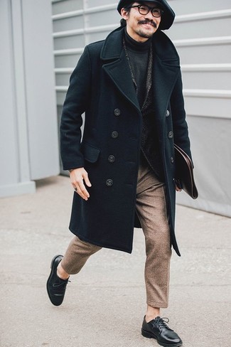 Come indossare e abbinare un blazer di lana per un uomo di 40 anni quando fa freddo in modo smart-casual: Prova ad abbinare un blazer di lana con pantaloni eleganti di lana marroni come un vero gentiluomo. Perfeziona questo look con un paio di scarpe derby in pelle nere.