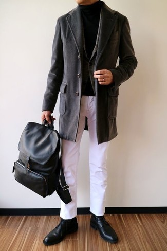 Come indossare e abbinare un blazer di lana grigio in modo smart-casual: Indossa un blazer di lana grigio e chino bianchi per essere elegante ma non troppo formale. Rifinisci questo look con un paio di chukka in pelle nere.