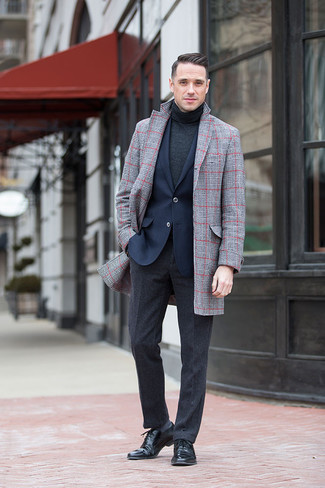 Come indossare e abbinare un blazer con un dolcevita in modo formale: Indossa un blazer e un dolcevita, perfetto per il lavoro. Scegli uno stile classico per le calzature e opta per un paio di scarpe oxford in pelle nere.