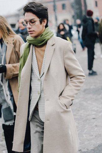 Look alla moda per uomo: Soprabito beige, Blazer a quadretti grigio, Dolcevita marrone chiaro, Pantaloni eleganti di lana grigi