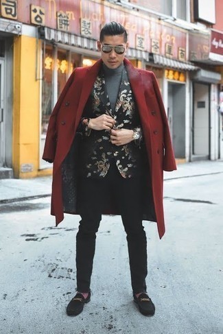 Look alla moda per uomo: Soprabito rosso, Blazer stampato nero, Dolcevita grigio, Jeans neri