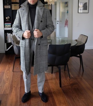 Come indossare e abbinare un blazer grigio quando fa freddo: Scegli un outfit composto da un blazer grigio e pantaloni eleganti grigi come un vero gentiluomo. Questo outfit si abbina perfettamente a un paio di mocassini eleganti di velluto neri.