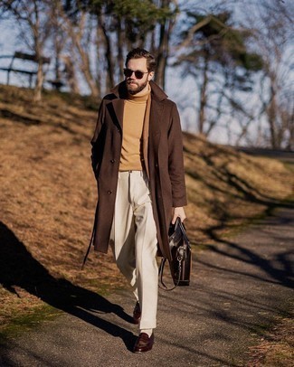 Look alla moda per uomo: Soprabito marrone, Blazer di lana terracotta, Dolcevita di lana marrone chiaro, Pantaloni eleganti beige
