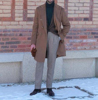 Come indossare e abbinare un blazer marrone scuro quando fa gelo: Prova a combinare un blazer marrone scuro con pantaloni eleganti grigi per un look elegante e alla moda. Questo outfit si abbina perfettamente a un paio di stivali eleganti in pelle marrone scuro.