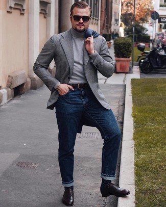 Come indossare e abbinare un blazer grigio in modo smart-casual: Scegli un blazer grigio e jeans blu scuro per vestirti casual. Prova con un paio di scarpe brogue in pelle marrone scuro per un tocco virile.