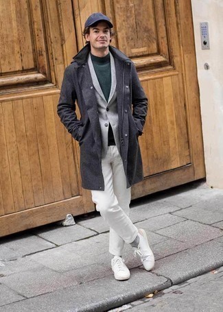Quale dolcevita indossare con un blazer grigio per un uomo di 30 anni: Scegli un outfit composto da un blazer grigio e un dolcevita, perfetto per il lavoro. Per un look più rilassato, mettiti un paio di sneakers basse di tela bianche.