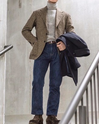 Quale jeans indossare con chukka marroni in inverno 2025: Abbina un soprabito blu scuro con jeans per un look elegante ma non troppo appariscente. Per un look più rilassato, prova con un paio di chukka marroni. Ecco un look invernale che non deve mancare per l'inverno.