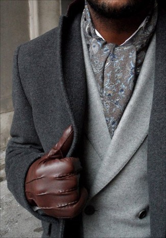 Come indossare e abbinare guanti in pelle terracotta per un uomo di 30 anni: Scegli un outfit composto da un soprabito grigio scuro e guanti in pelle terracotta per un look comfy-casual.