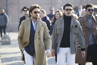 Come indossare e abbinare un blazer doppiopetto con un soprabito per un uomo di 30 anni in modo smart-casual: Combina un soprabito con un blazer doppiopetto per un look elegante e di classe.