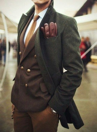 Come indossare e abbinare una cravatta lavorata a maglia marrone scuro: Scegli un soprabito verde oliva e una cravatta lavorata a maglia marrone scuro per un look elegante e alla moda.