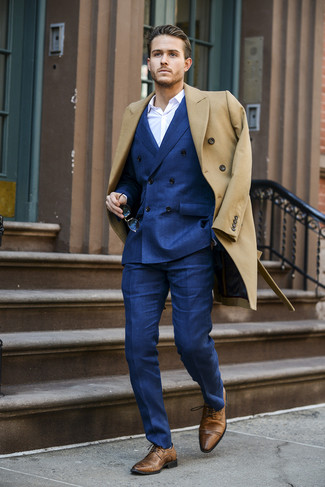Quale blazer indossare con un soprabito marrone chiaro per un uomo di 30 anni: Punta su un soprabito marrone chiaro e un blazer per un look elegante e alla moda. Questo outfit si abbina perfettamente a un paio di scarpe derby in pelle marroni.