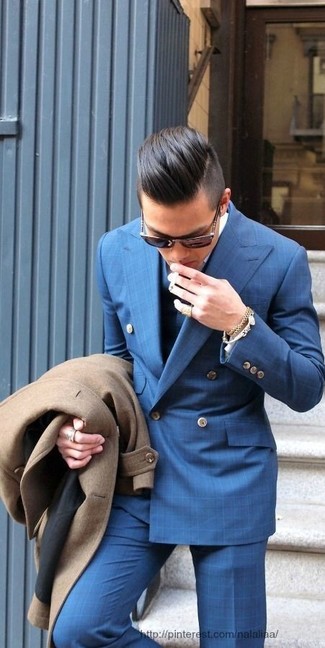 Come indossare e abbinare un blazer a quadri blu scuro: Indossa un blazer a quadri blu scuro e pantaloni eleganti a quadri blu come un vero gentiluomo.
