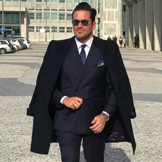 Come indossare e abbinare una giacca a righe verticali per un uomo di 30 anni quando fa freddo: Scegli una giacca a righe verticali e pantaloni eleganti a righe verticali neri come un vero gentiluomo.