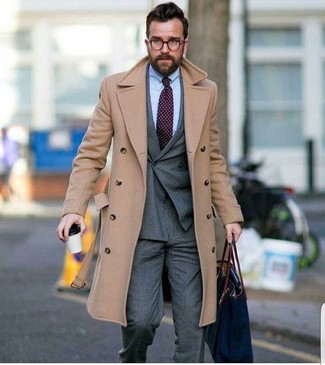 Come indossare e abbinare un blazer doppiopetto con un soprabito per un uomo di 30 anni in modo formale: L'abbinamento di un soprabito e un blazer doppiopetto ti donerà un aspetto forte e sicuro.