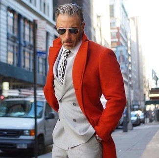 Come indossare e abbinare una cravatta nera per un uomo di 50 anni in autunno 2024: Mostra il tuo stile in un soprabito rosso con una cravatta nera come un vero gentiluomo. Una buona scelta per le temperature autunnali!