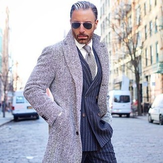 Come indossare e abbinare un blazer con pantaloni eleganti per un uomo di 50 anni quando fa freddo: Vestiti con un blazer e pantaloni eleganti per una silhouette classica e raffinata