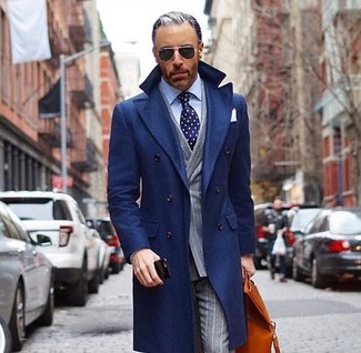 Come indossare e abbinare pantaloni eleganti a righe verticali grigi per un uomo di 50 anni in modo formale: Coniuga un soprabito blu scuro con pantaloni eleganti a righe verticali grigi come un vero gentiluomo.
