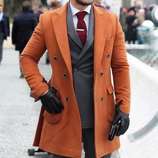 Come indossare e abbinare un cappotto arancione in autunno 2024: Scegli un cappotto arancione e pantaloni eleganti grigio scuro per un look elegante e di classe. Questo è il look indispensabile per questo autunno.