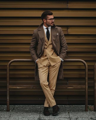 Quale blazer doppiopetto indossare con chukka marrone scuro: Potresti combinare un blazer doppiopetto con pantaloni eleganti marrone chiaro per un look elegante e di classe. Calza un paio di chukka marrone scuro per un tocco più rilassato.