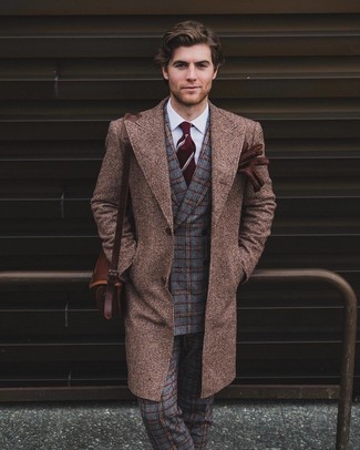Come indossare e abbinare un blazer doppiopetto per un uomo di 30 anni quando fa gelo in modo formale: Potresti combinare un blazer doppiopetto con pantaloni eleganti di lana scozzesi grigi per essere sofisticato e di classe.