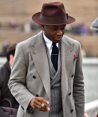 Come indossare e abbinare un blazer doppiopetto di lana grigio in modo formale: Scegli uno stile classico in un blazer doppiopetto di lana grigio e un soprabito grigio.