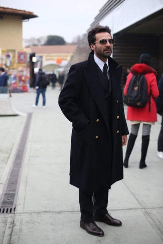 Quale camicia elegante indossare con un blazer nero: Prova a combinare un blazer nero con una camicia elegante come un vero gentiluomo. Aggiungi un paio di scarpe oxford in pelle marrone scuro al tuo look per migliorare all'istante il tuo stile.