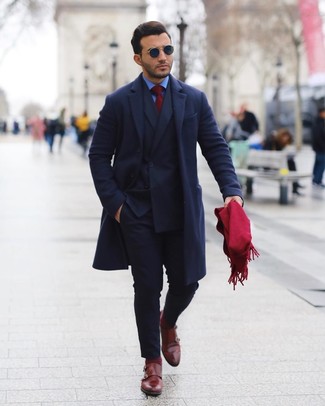 Come indossare e abbinare calzini rossi per un uomo di 30 anni in modo formale: Vestiti con un soprabito blu scuro e calzini rossi per una sensazione di semplicità e spensieratezza. Perché non aggiungere un paio di scarpe double monk in pelle bordeaux per un tocco di stile in più?
