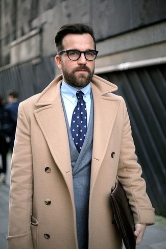 Come indossare e abbinare un soprabito marrone chiaro in modo formale: Prova a combinare un soprabito marrone chiaro con un blazer doppiopetto grigio come un vero gentiluomo.
