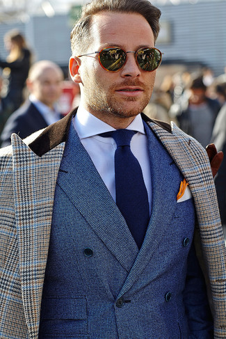 Look alla moda per uomo: Soprabito con motivo pied de poule marrone, Blazer doppiopetto blu, Camicia elegante bianca, Cravatta blu scuro