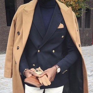 Come indossare e abbinare guanti in pelle beige per un uomo di 30 anni quando fa freddo: Scegli un soprabito marrone chiaro e guanti in pelle beige per un look perfetto per il weekend.