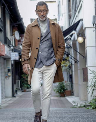 Look alla moda per uomo: Soprabito marrone, Blazer doppiopetto di lana blu, Dolcevita di lana grigio, Chino stampati bianchi
