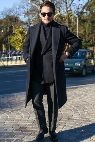 Quale dolcevita indossare con un blazer doppiopetto nero quando fa freddo: Coniuga un blazer doppiopetto nero con un dolcevita per un look elegante e alla moda. Prova con un paio di mocassini con nappine in pelle blu scuro per un tocco virile.