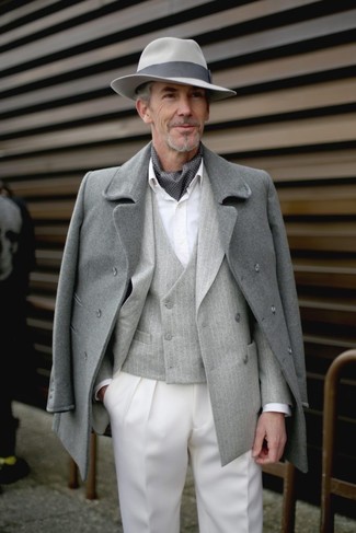 Come indossare e abbinare un blazer con pantaloni eleganti per un uomo di 60 anni quando fa freddo: Indossa un blazer e pantaloni eleganti per un look elegante e alla moda.