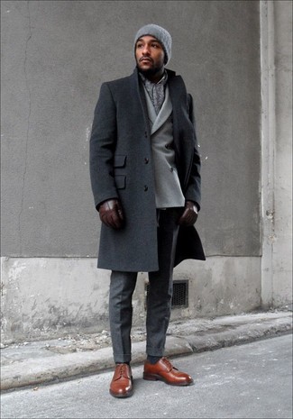 Come indossare e abbinare calzini grigi per un uomo di 30 anni quando fa gelo in modo formale: Indossa un soprabito grigio scuro e calzini grigi per un'atmosfera casual-cool. Un bel paio di scarpe derby in pelle marroni è un modo semplice di impreziosire il tuo look.