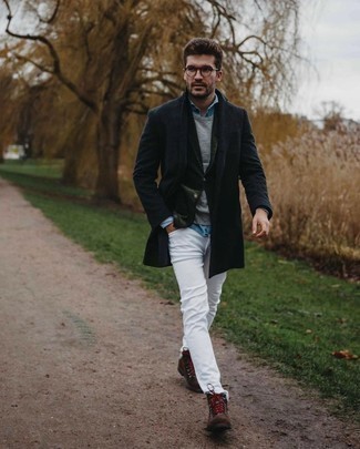 Come indossare e abbinare stivali da lavoro: Combina un soprabito grigio scuro con jeans bianchi se preferisci uno stile ordinato e alla moda. Per un look più rilassato, mettiti un paio di stivali da lavoro.