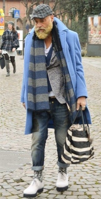 Come indossare e abbinare jeans blu scuro con un blazer di lana grigio in inverno 2025: Potresti abbinare un blazer di lana grigio con jeans blu scuro se cerchi uno stile ordinato e alla moda. Per le calzature, scegli lo stile classico con un paio di scarpe oxford in pelle bianche. Un look eccellente per essere cool e alla moda anche durante la stagione invernale.