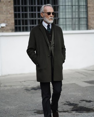 Come indossare e abbinare occhiali da sole neri per un uomo di 60 anni: Abbina un soprabito grigio scuro con occhiali da sole neri per un'atmosfera casual-cool. Sfodera il gusto per le calzature di lusso e calza un paio di scarpe monk in pelle scamosciata nere.