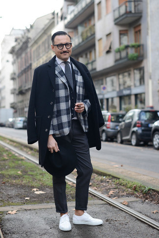 Look alla moda per uomo: Soprabito nero, Blazer a quadri grigio, Gilet nero, Camicia elegante bianca