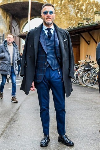 Quale soprabito indossare con un blazer blu scuro: Indossa un soprabito e un blazer blu scuro come un vero gentiluomo. Scarpe derby in pelle nere sono una gradevolissima scelta per completare il look.
