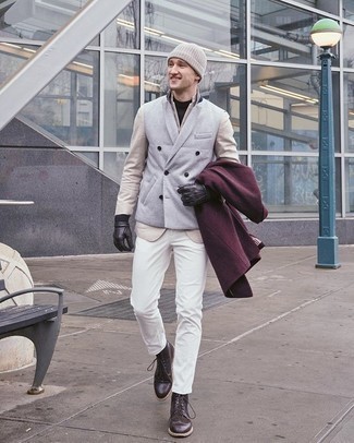 Come indossare e abbinare stivaletti brogue per un uomo di 20 anni quando fa freddo: Indossa un soprabito bordeaux e jeans bianchi per creare un look smart casual. Stivaletti brogue sono una eccellente scelta per completare il look.
