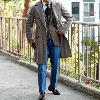 Come indossare e abbinare un blazer con mocassini eleganti in inverno 2025: Potresti abbinare un blazer con jeans blu per creare un look smart casual. Indossa un paio di mocassini eleganti per un tocco virile. Questo, ovviamente, è il look perfetto per l'inverno.