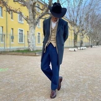 Come indossare e abbinare un blazer con scarpe derby in modo smart-casual: Combina un blazer con chino blu scuro, perfetto per il lavoro. Opta per un paio di scarpe derby per un tocco virile.