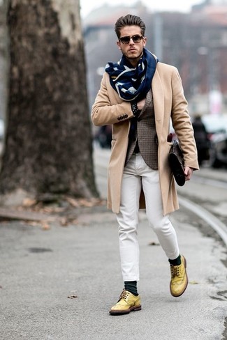 Come indossare e abbinare scarpe brogue lime: Potresti indossare un soprabito marrone chiaro e jeans bianchi per creare un look smart casual. Scegli uno stile classico per le calzature e scegli un paio di scarpe brogue lime come calzature.